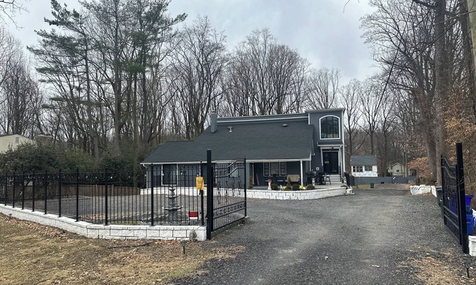 Bethesda Casa | 3-bedroom home in awesome quiet neighborhood of Bethesda with WiFi, AC