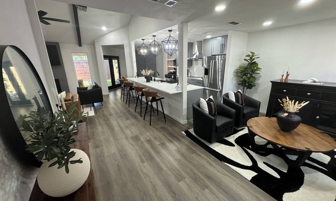 North Arlington Casa | 3 bedroom home near Arlington Entertainment District amongst the TOWERING OAKS!