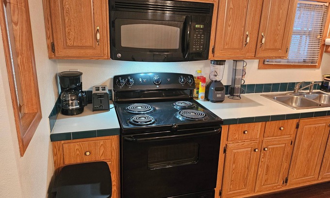 Los Fresnos Casa | 3-bedroom home, near SPI and SpaceX with Wi-Fi, full kitchen, washer/dryer