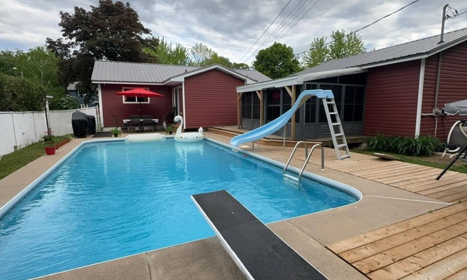 Fredericton Casa | 3 bedroom | Hot Tub & Pool | No Cleaning Fee