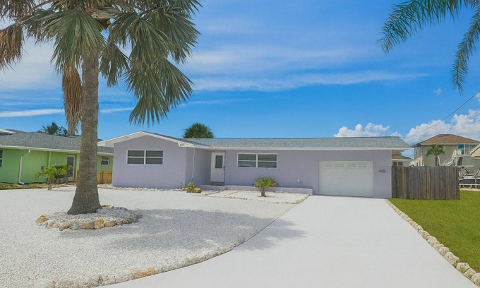 Mid Island Casa | 3-bedroom house in awesome Fort Myers Beach with AC