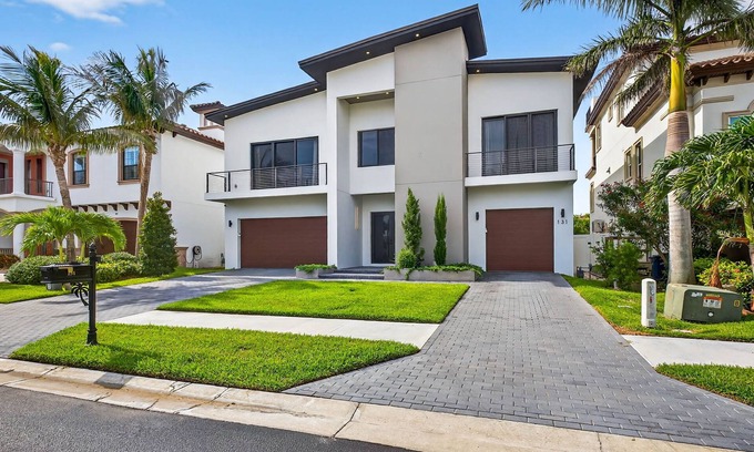 Redington Shores Casa | 3-bedroom house in charming Redington Shores with Pool, AC, fitness room