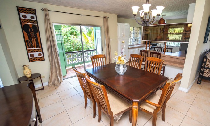 West Coast Casa | 3-bedroom house 5 minutes from Sheraton Mall, AC, WiFi. 10 mins from Beaches