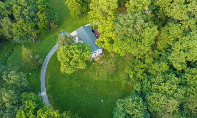 Karns Casa | 3-bedroom house in charming Knoxville, .4 miles from the lake. Close to UT!