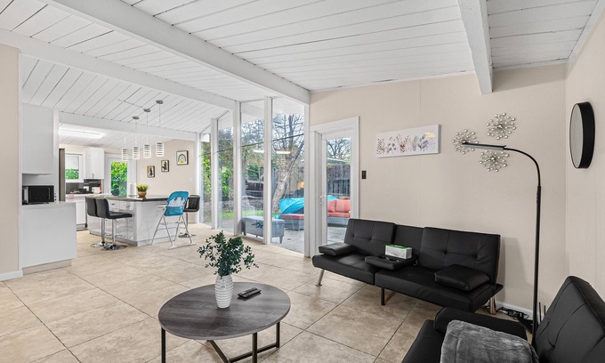 Palo Alto Casa | 3-bedroom house in charming Palo Alto with backyard/playground/tent