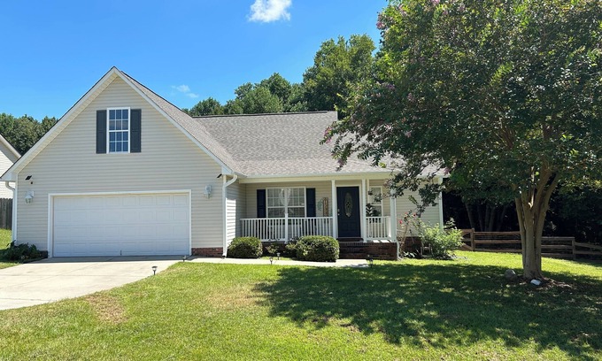 Rockfish Casa | 3-bedroom house in enjoyable Raeford with AC, WiFi
