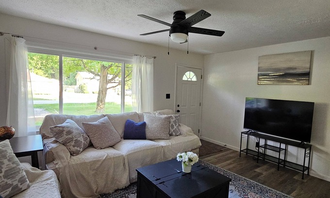 Mentor Headlands Casa | 3-bedroom house in gorgeous Mentor with AC