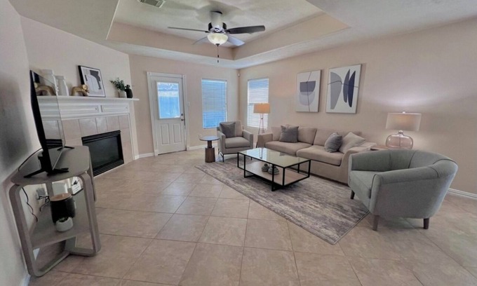 Southbelt/Ellington Casa | 3-bedroom house in lovely Houston with AC, WiFi
