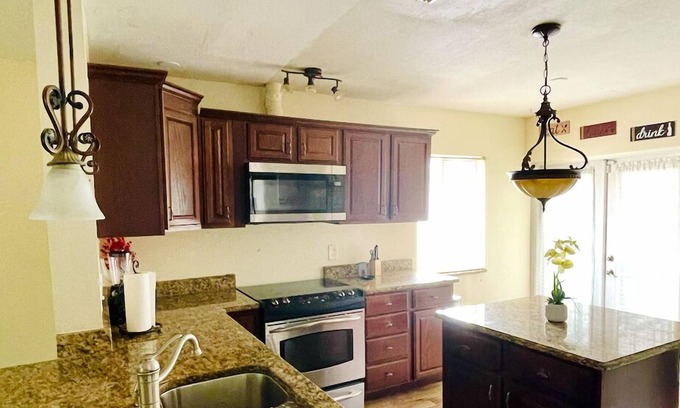 Southeast Orlando Casa | 3-bedroom house in phenomenal Orlando with WiFi, AC,Jacuzzi and Billiards Table