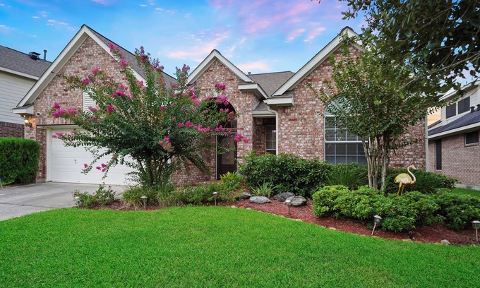 Spring Casa | 3-bedroom house in Spring with pool, jacuzzi bathtub, and pool table.