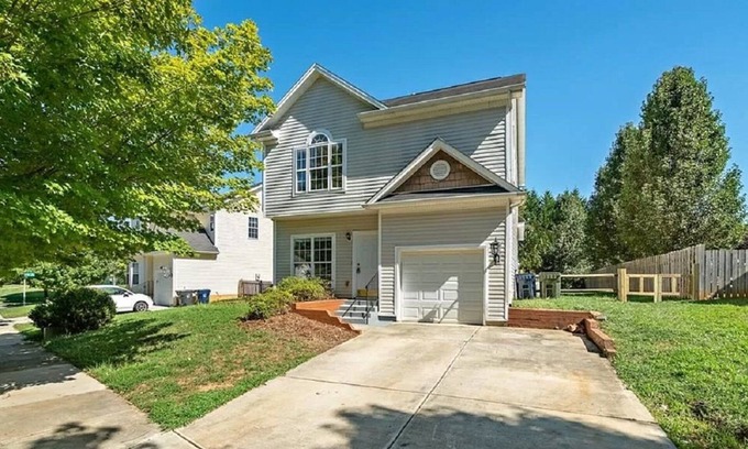Huntersville Casa | 3 bedroom house in Huntersville near Charlotte! Family friendly neighborhood!