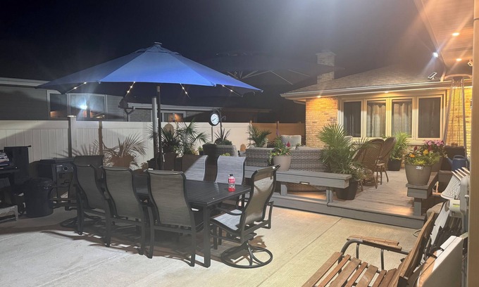 Orland Hills Casa | 3-bedroom house in fabulous Orland Hills with fitness room, AC, WiFi