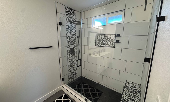 Hesperia Casa | 3-bedroom house inHesperia with AC, WiFi, Smart TVs and RV parking.