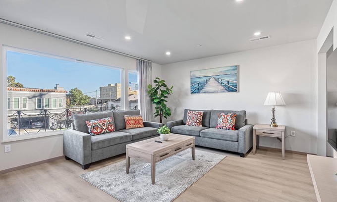 Broadmoor Casa | 3-bedroom house on 2F in peaceful Daly City with AC, WiFi.