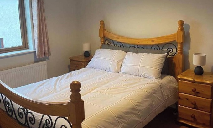 Dromahair Casa | 3 Bed-Sleeps 5-Garden-Parking-Pets