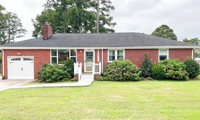 Northeast Virginia Beach Casa | 3-bedroom house in delightful Virginia Beach with WiFi, AC, fitness room