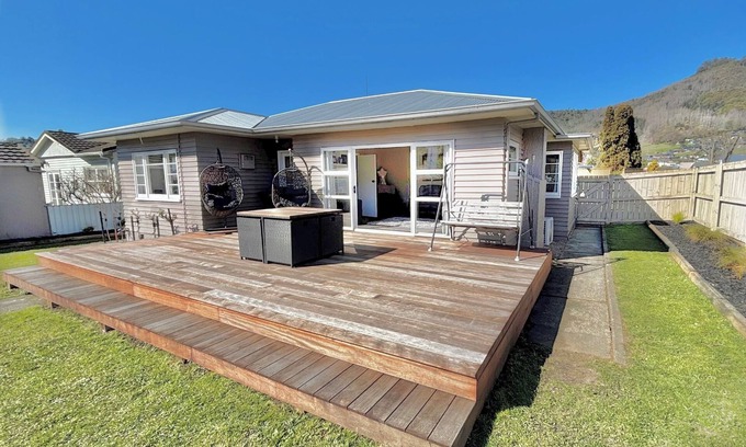 Nelson South Casa | 3-bedroom house with sunny deck & gardens close to beach, city centre & hospital