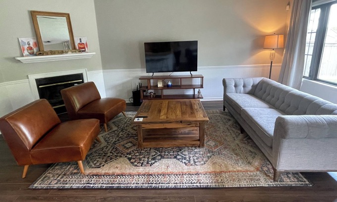 Lexington Casa | 3-bedroom King Suite Garage with WiFi