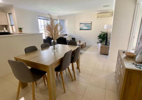 Kinross Casa | 3-Bedroom Kinross Beachside Abode