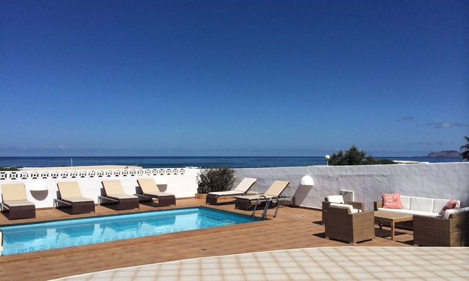 Urbanizacion Famara Villa | Villa de lujo de 3 dormitorios con piscina privada en la famosa playa de Famara