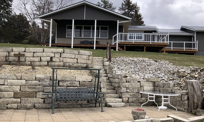 Manchester Casa | 3 Bedroom Lake House on Lake Delhi with 2.5 Bathrooms