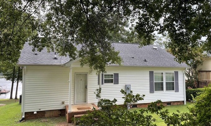 Townville Casa | 3 bedroom lake house, deck, views, dock