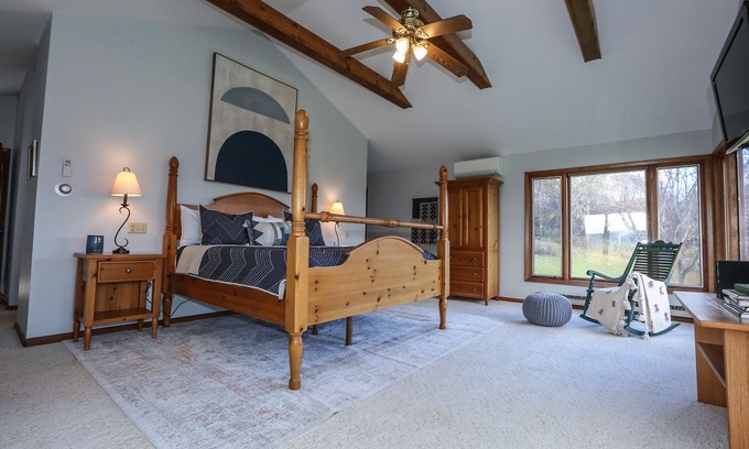 Naples Chalet De Esquí | 3 bedroom Lakeview home with New Hot tub!
