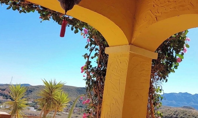 Vera Casa | Casa Las Colinas con hermoso jardín, terraza en la azotea con vistas al mar y montaña