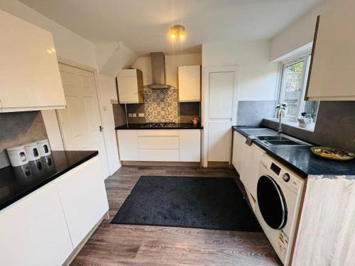 Toddington Casa | 3 Bedroom Modern House in Luton LU4 0TY - Amazon Prime - No Party