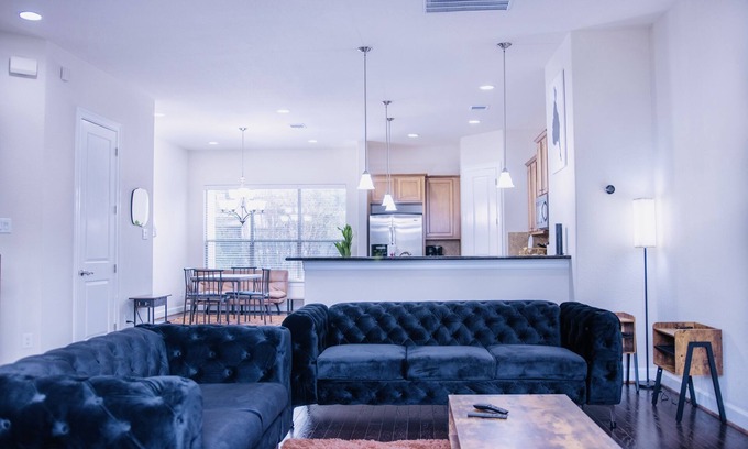 East Downtown Houston Casa | 3-Bedroom Modern TownHome With King Bed in Houston Downtown Area