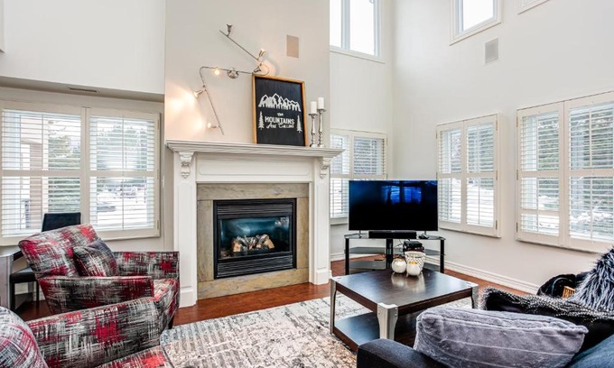 The Blue Mountains Apartamento | 3 Bedroom Mountain Walk Condo, Steps to Village