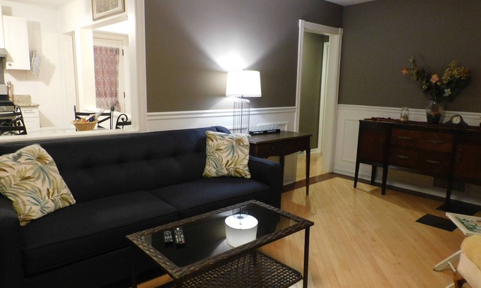 McHenry Casa | 3 Bedroom Oasis away from home by Downtown McHenry Dogs Welcome near Hospital