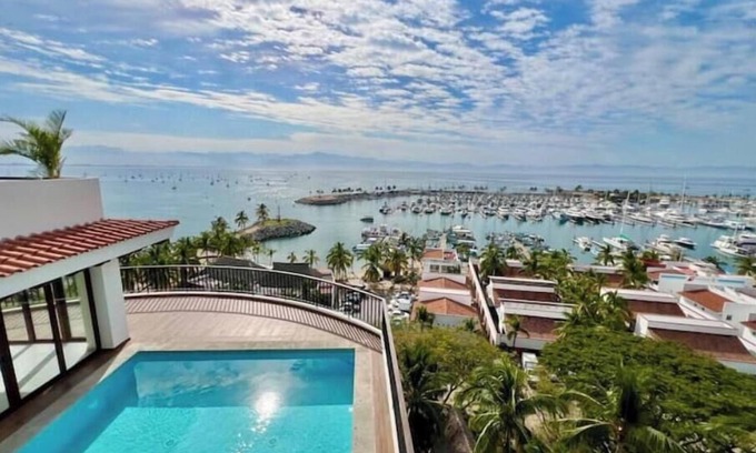 La Cruz de Huanacaxtle Apartamento | 3 bedroom PH w/ ocean, marina and mountain views, rooftop and private pool!
