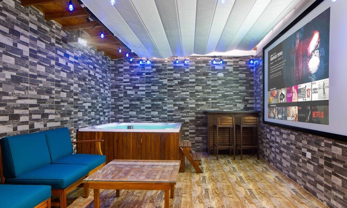 El Poblado Apartamento | 3 Bedroom Penthouse Sliding Roof Hot Tub AC
