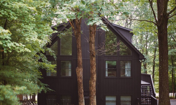 East Stroudsburg Chalet De Esquí | 3-bedroom Poconos chalet for art and design lovers