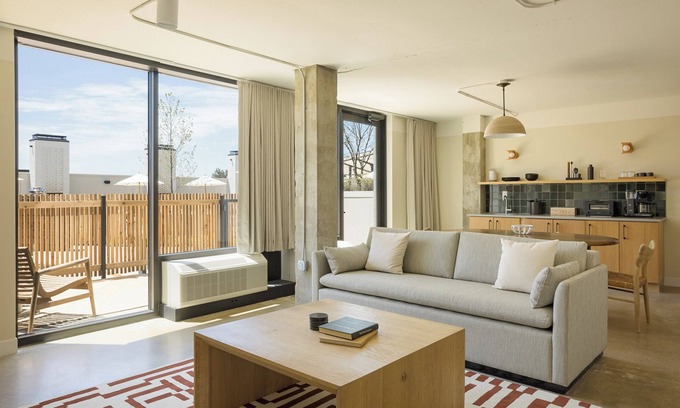 East Bank Casa | 3 Bedroom Premium Patio - Cozy Unit Groups