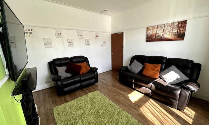 Newbury Park Casa | 3 Bedroom Spacious Holiday Home on Central Line