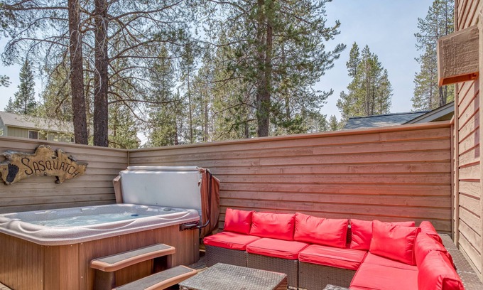 Deer Park Casa | 3 Bedroom Sunriver Beauty Has Fireplace, Hot Tub, Two Decks & SHARC passes