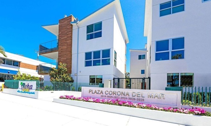 Corona del Mar Casa | 3 Bedroom Townhome L-600698 by Houzlet