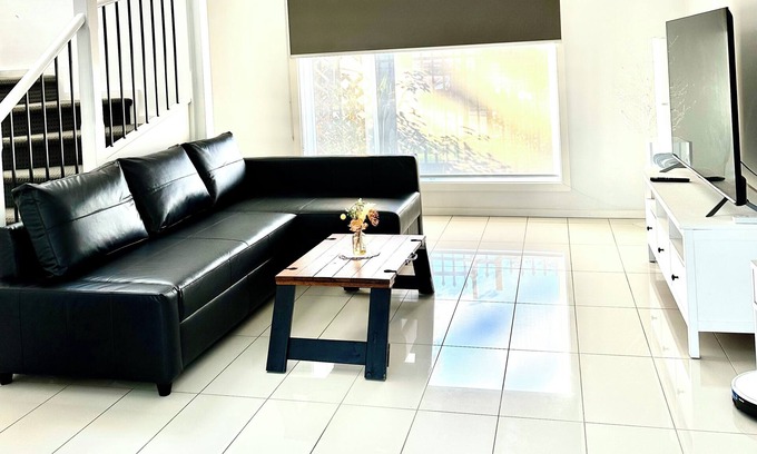 St. Albans Casa | 3-bedroom townhome in lovely St Albans, close to Melbourne airport with WiFi, AC