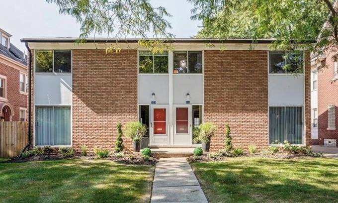 Grosse Pointe Casa | 3-bedroom townhome in brilliant Grosse Pointe with AC, WiFi Great location,