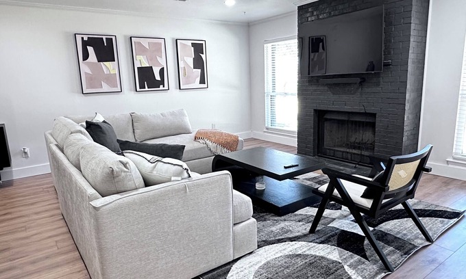Addison Casa | 3-bedroom townhome in amazing location with WiFi, AC