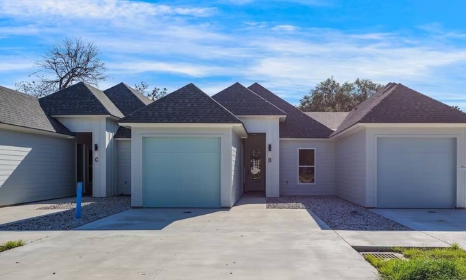 Broussard Casa | 3-bedroom townhome in the Hart of Broussard