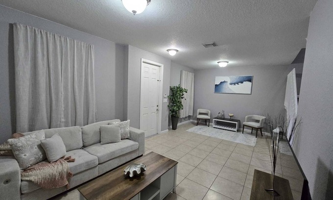 Naranja Casa | 3-bedroom townhome in tranquil Homestead with AC