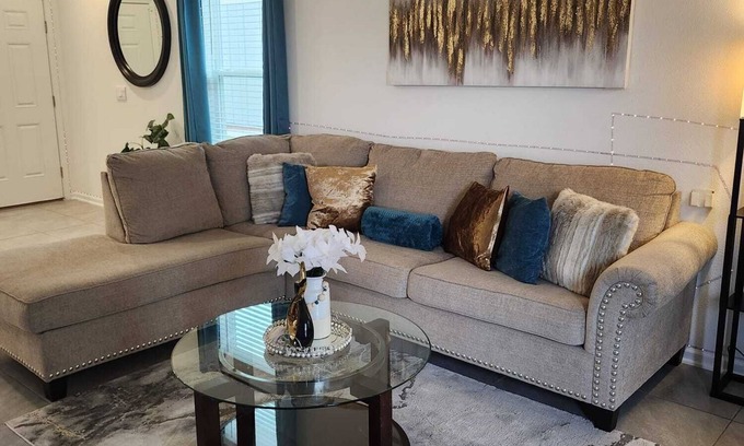 Northside Casa | 3-bedroom townhome in brilliant Jacksonville with WiFi, AC perfect distance.