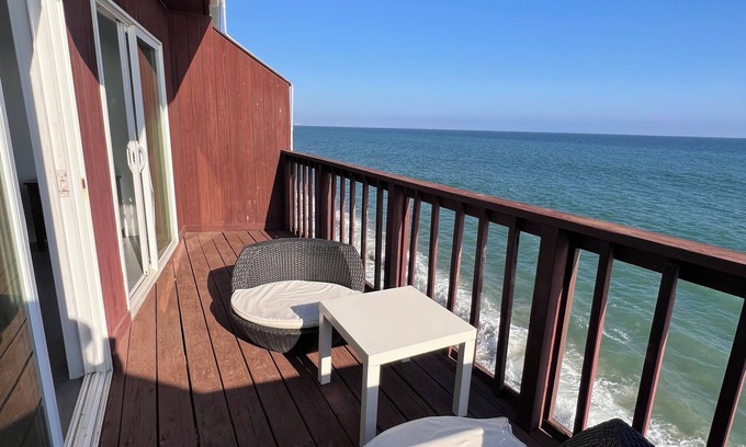 Eastern Malibu Villa | 3-bedroom villa, 3 bath, 2 floors, spacious wardrobe, private parking, balconies