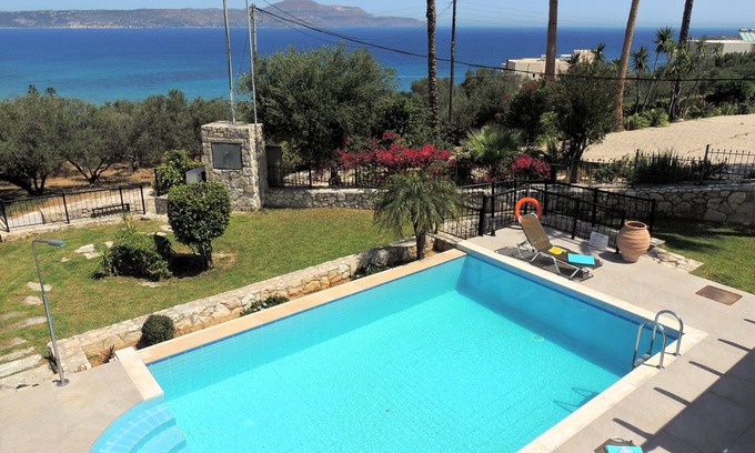 Apokoronas Villa | Villa de 3 dormitorios, piscina climatizada, impresionantes vistas al mar y montaña, cerca de la playa.