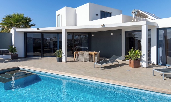 Lajares Villa | Villa de lujo - piscina climatizada y excelentes vistas cerca del centro de Lajares