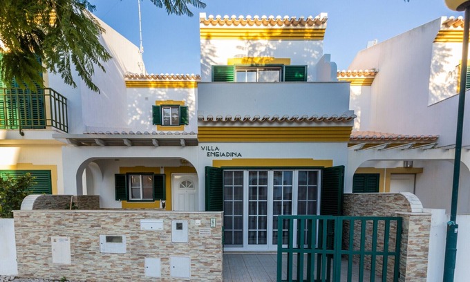 Manta Rota Chalet De Esquí | Vivienda V3 con Patio y WIFI by AlgarveManta (55V3)