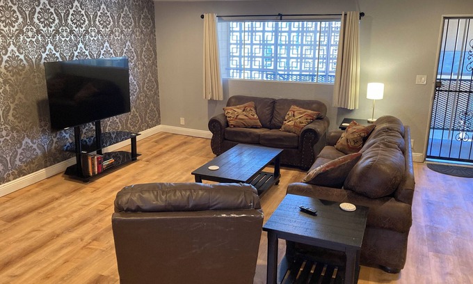 Las Vegas Condominio | 3-bedroom walking distance to strip.
